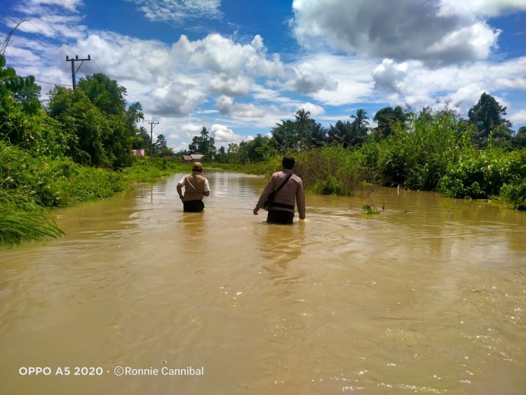 Kapolsek Malbar Luwu Utara Turun Tangan Bantu Ratusan Rumah Warga Terendam Banjir