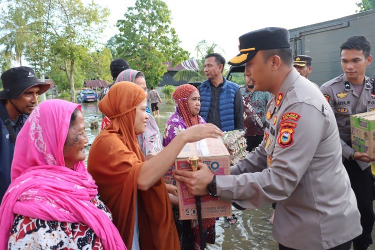 Tinjau Lokasi Banjir Kapolres Luwu Utara Berikan Bantuan Sembako