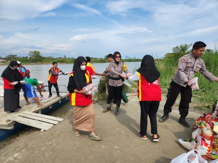 Rasa Empati Dan Peduli Kapolsek Baebunta Polres Luwu Utara Hadir Ditengah Masyarakat Korban Banjir Bansel