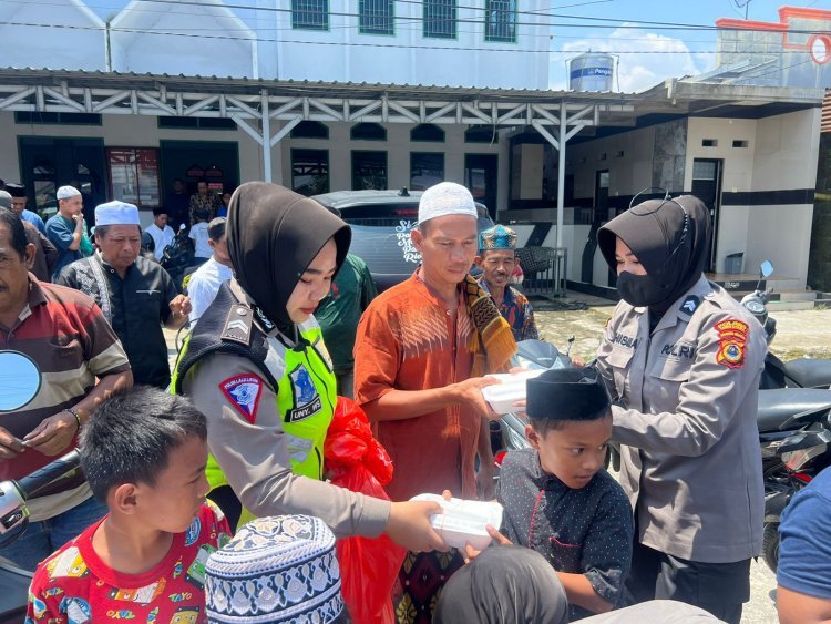 Jumat Berkah, Polwan Polres Luwu Utara Bagi Makanan Siap Saji Bagi Pengguna Jalan