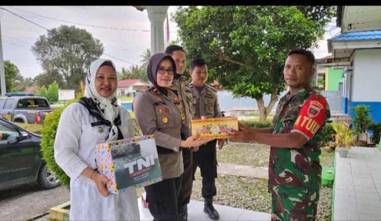 Kapolsek Baebunta Polres Luwu Utara Sambangi Koramil Sabbang- Baebunta Berikan Bingkisan HUT TNI Ke 77