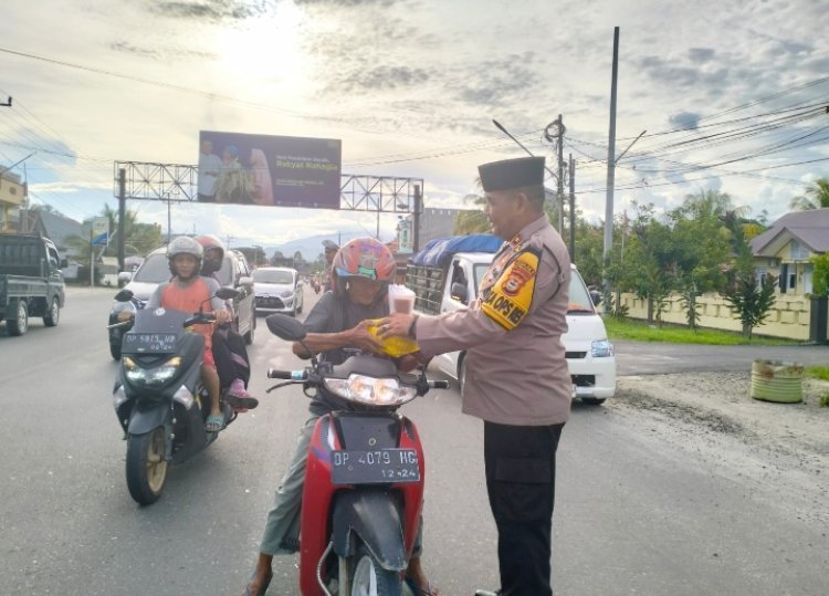 Hari Pertama Puasa,Waka Polres Lutra Bersama Anggota Dan Bhayangkari Bagi Takjil Kepada Pengguna Jalan