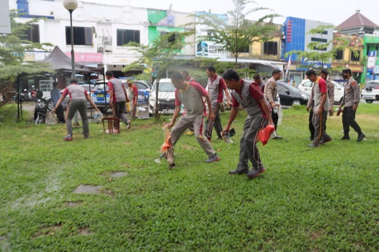 Polres Luwu Utara Melakukan Bersih-bersih Sampah di Pasar Sentral Masamba