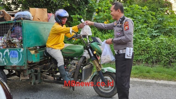 Satlantas Polres Luwu Utara Berbagi Sarapan Pada Pengguna Jalan