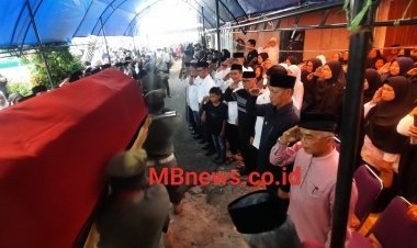 Muslimin Bando dan Pj Bupati Enrekang Lepas Jenazah Almarhumah Zubaedah Bando