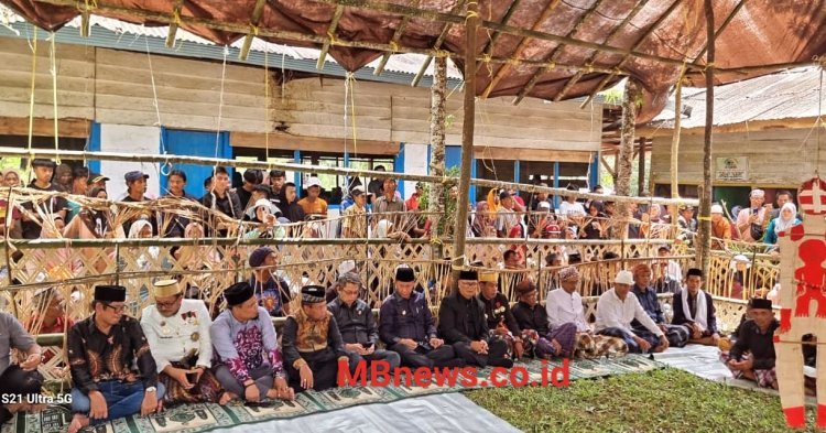 Muslimin Bando Hadiri Maccera Manurung di Desa Pasang Enrekang