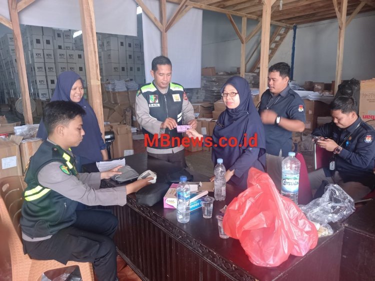 Sie Dokkes Polres Luwu Utara Berperan Aktif Menjaga Kesehatan Personel Pengamanan di Gudang Logistik KPU