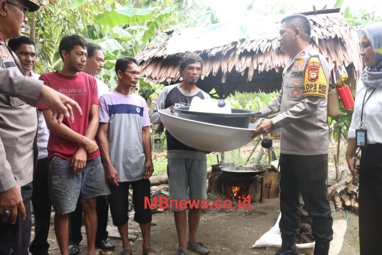 Kapolres Luwu Utara Beri Bantuan Peralatan Guna  Konversi Ballo ke Gula Aren