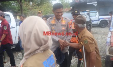 Kapolres Luwu Utara Bersama Bupati Luwu Utara Tinjau Lokasi Banjir dan Bagikan Bantuan Sosial