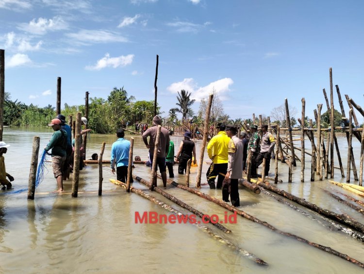 Bhabinkamtibmas Polsek Malangke Barat Bersama Warga Gotong Royong Perbaiki Tanggul Jebol di Desa Pombakka Luwu Utara