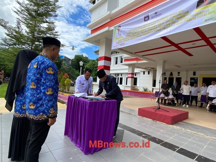 Pj Bupati Enrekang H Baba Serahkan SK Untuk CPNS dan PPPK Formasi 2023