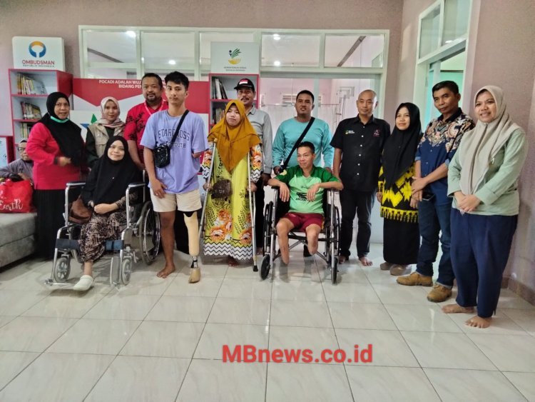 Dampingi Disabilitas Terima Alat Bantu dari Sentra Wirajaya, Ketua PPDI Luwu Raya Apresiasi Kadis Sosial Lutra