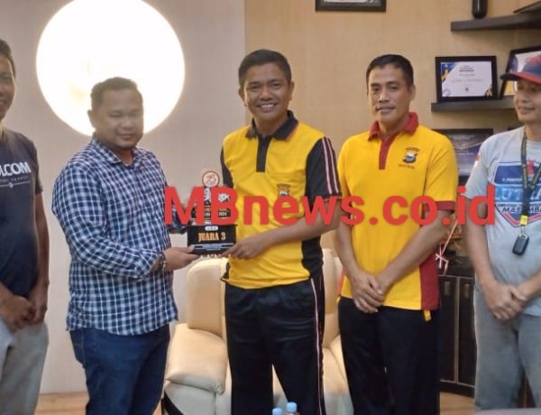Kapolres Luwu Utara Terima Penyerahan Piala Juara Turnamen Domino Kapolda Cup