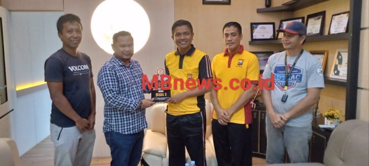 Kapolres Luwu Utara Terima Penyerahan Piala Juara Turnamen Domino Kapolda Cup