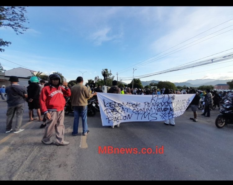 Blokade Jalan Trans Sulawesi, Aliansi Peduli Demokrasi Kota Palopo Desak KPU Provinsi Ambil Alih Pilkada